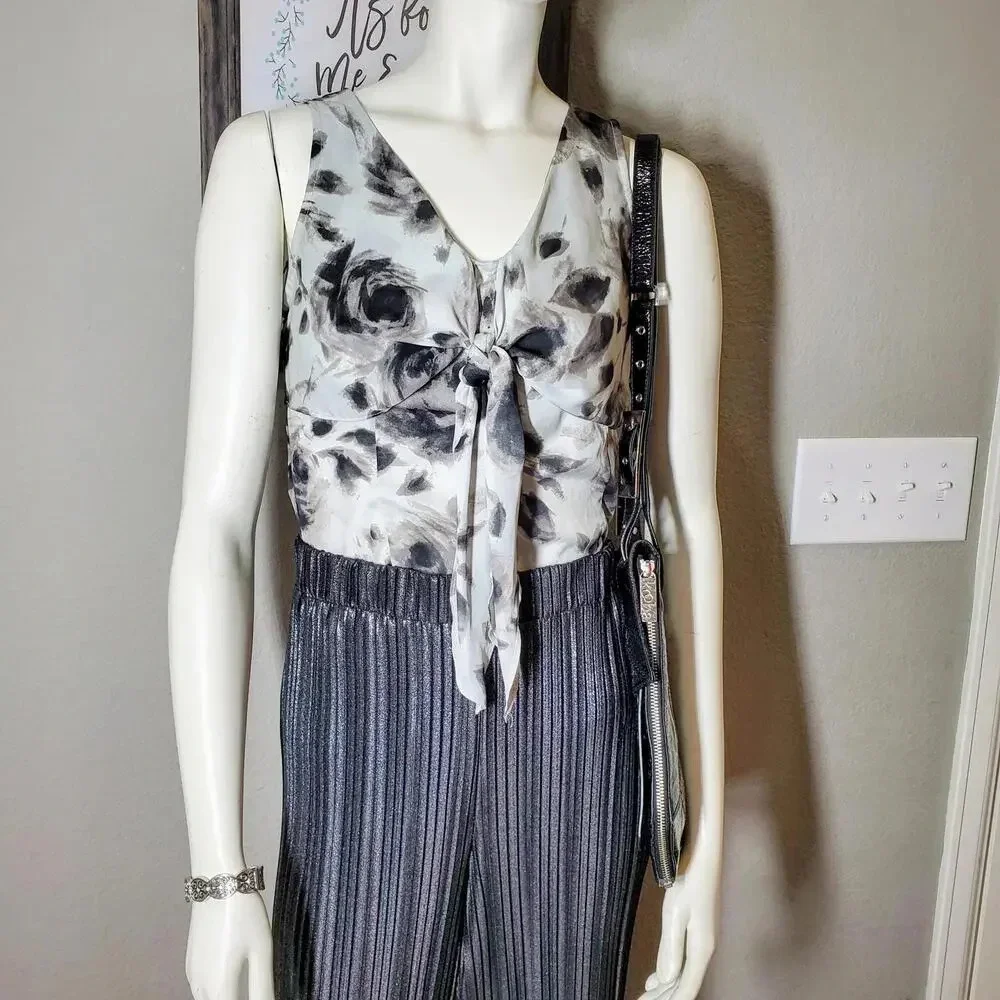 Anne Klein AK White and Black Abstract Floral Sleeveless Blouse Size PP